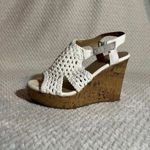 🐚SO Taffy White Sandal Wedges🐚